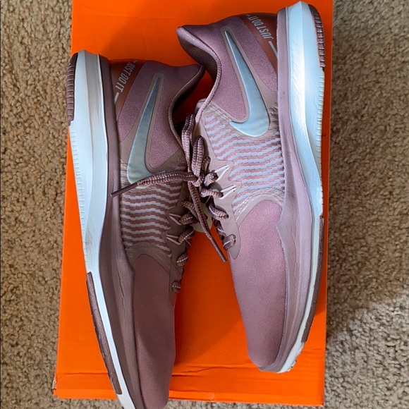 Women’s Nike - Picture 7 of 10